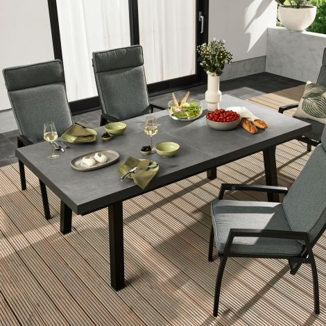 Gartentisch auf der Terasse